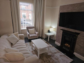 Sleeps 10 people Spacious house , Manchester